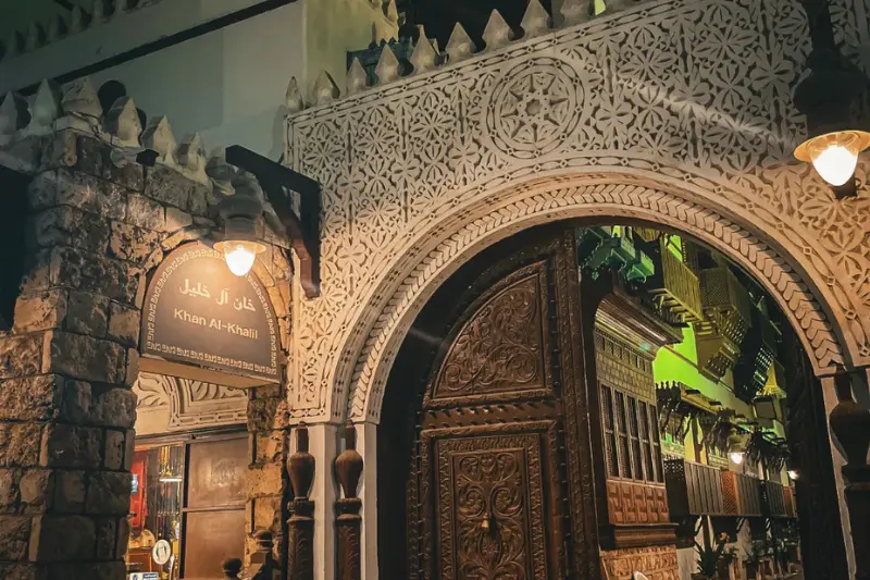 Eingangstor Khan Al-Khalil im Al Taybat Museum