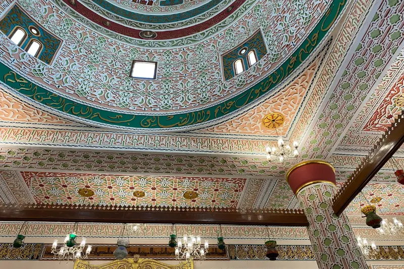 Kuppel und Ornamentik im Al Taybat Museum